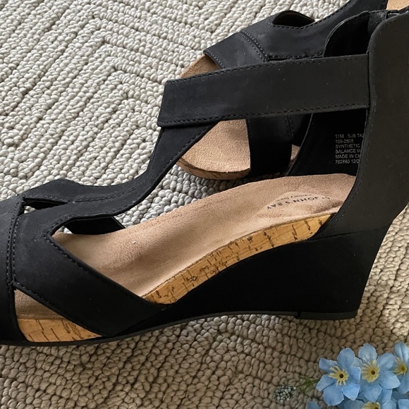 ( NEW ) ST.JOHN’S BAY Black Sandals - Picture 4 of 10